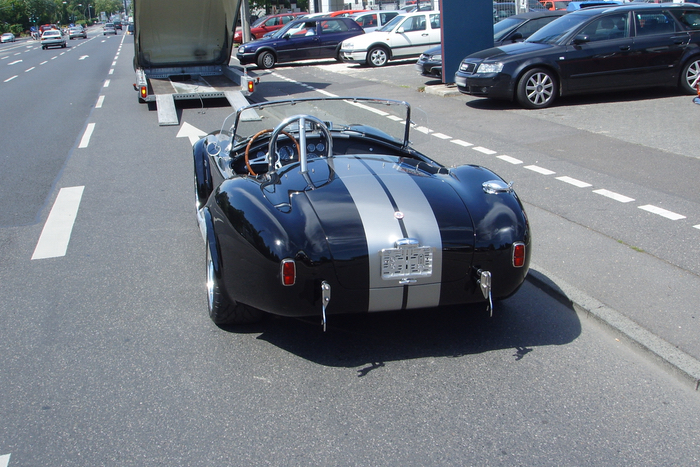 Offene Fahrzeuge, geschlossen transportiert- hier eine AC Cobra