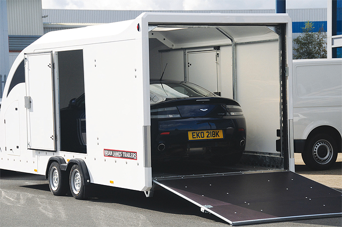 Auch ein Aston Martin Vantage wird nur in selten offen transportiert.