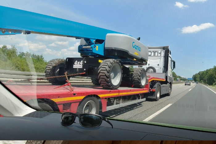 Transport einer Genie S-85 XC. © DTH Service GmbH - Maintal. Transport einer Genie S-85 XC. © DTH Service GmbH - Maintal