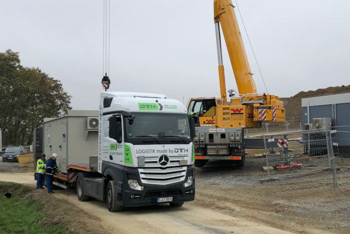 Vom Trailer zum Einbauort, wie diesen Messcontainer. © DTH Service GmbH- Maintal