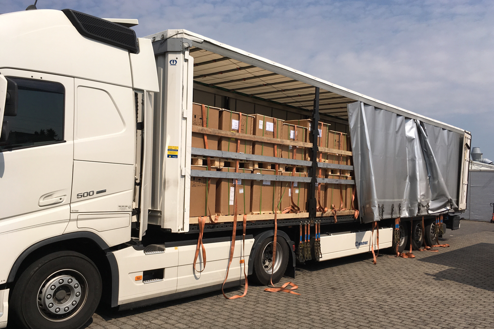 © DTH Service GmbH - Maintal Komplettladung auf einem Volvo Sattelzug.