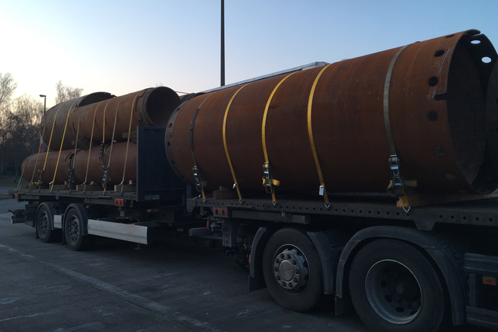 Offener Transport von Bohrrohren mit leichter Überbreite