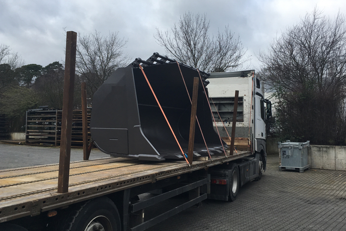 Eine Radladerschaufel offen transportiert