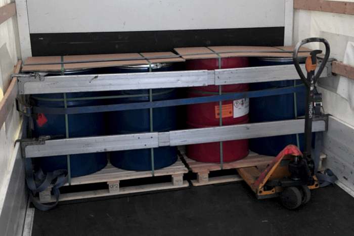 Transport mit Selbstentlademöglichkeit © DTH Service GmbH - Maintal Fässer auf Paletten