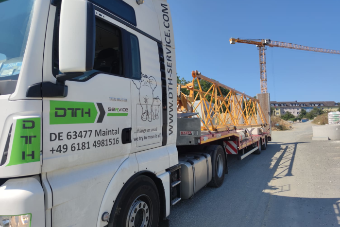 Ein Baustellenkran bei traumhaften Wetter. © DTH Service GmbH -Maintal.