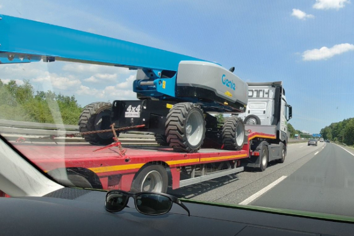 Wir transportieren auch größere Hubarbeitsbühnen. © DTH Service GmbH - Maintal