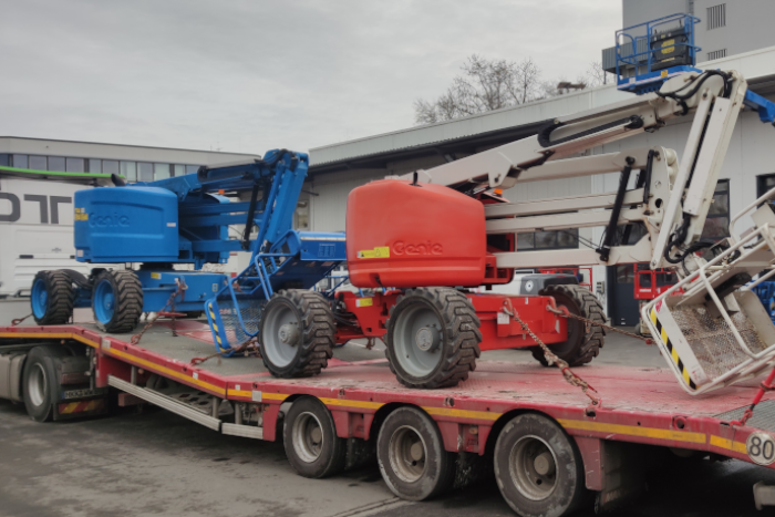 Ein Hubtisch  macht den Multitrailer überfahrbar. © DTH Service GmbH - Maintal